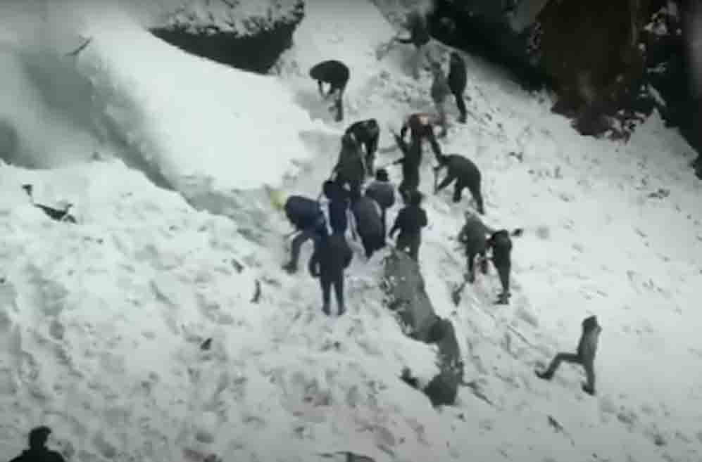 सिक्किम में एवलांच के कारण 7 लोगों की मौत, तथा 150 लोग बर्फ के नीचे फंसे